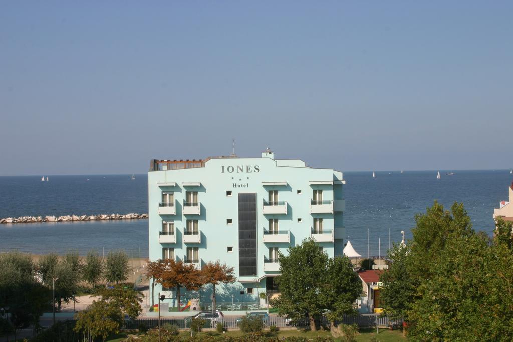 Hotel Iones Римини Екстериор снимка